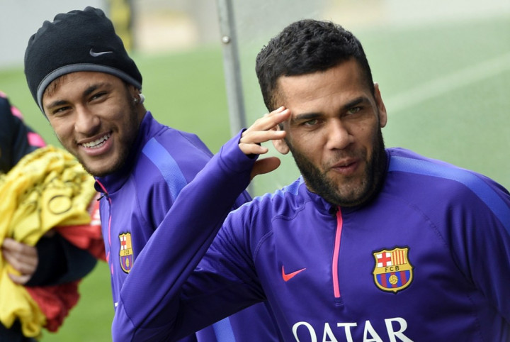 Alves Sebut Barca akan Ambil Risiko Saat Menjamu PSG 