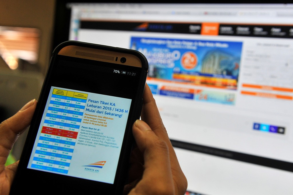 Calon penumpang sedang memesan tiket secara online. ANTARA FOTO/Puspa Perwitasari