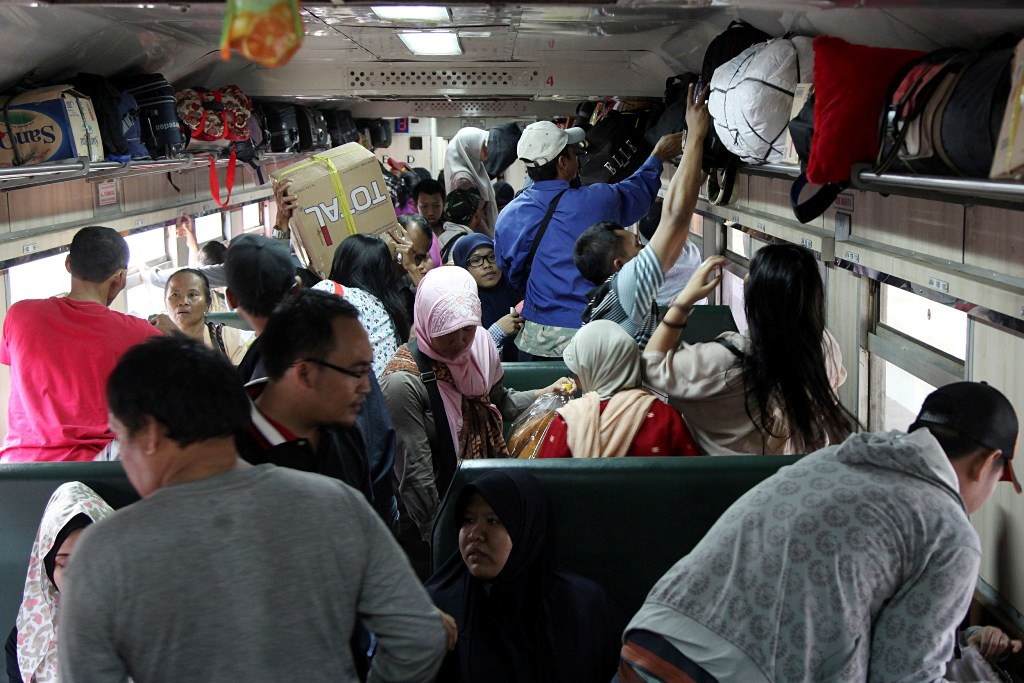 Ilustrasi mudik menggunakan kereta api. FOTO: MI/PANCA SYURKANI