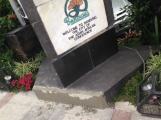 Banyak Warga Berfoto, Dekorasi KAA di Bandung Rusak 