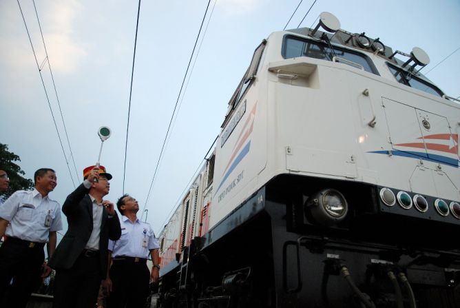Tahu KAA Bikin Macet, Warga: Enakan Kereta
