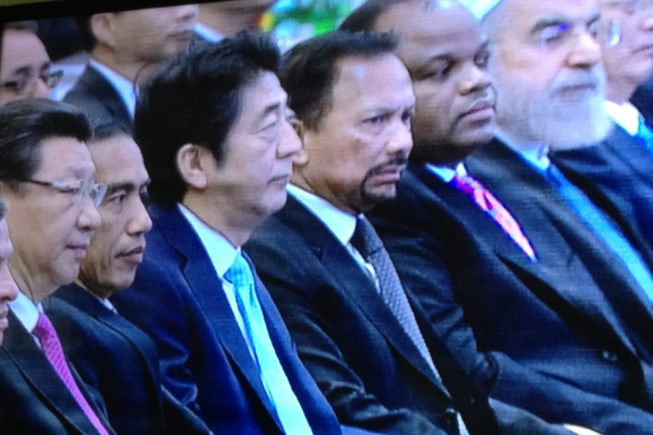 Di KAA, Jokowi Diapit Presiden Tiongkok dan PM jepang