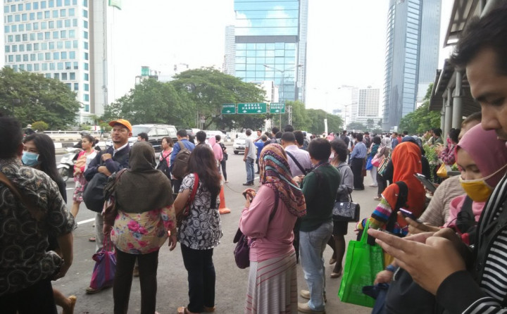 Jalan Sudirman Dibuka, Penumpang Kereta Penuhi Bahu Jalan 