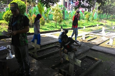 Peringati Hari Bumi, Puluhan Mahasiswa Bersih-Bersih TMP Mojokerto