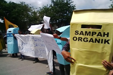 Peringati Hari Bumi, Mahasiswa Pamekasan Bersihkan Kota