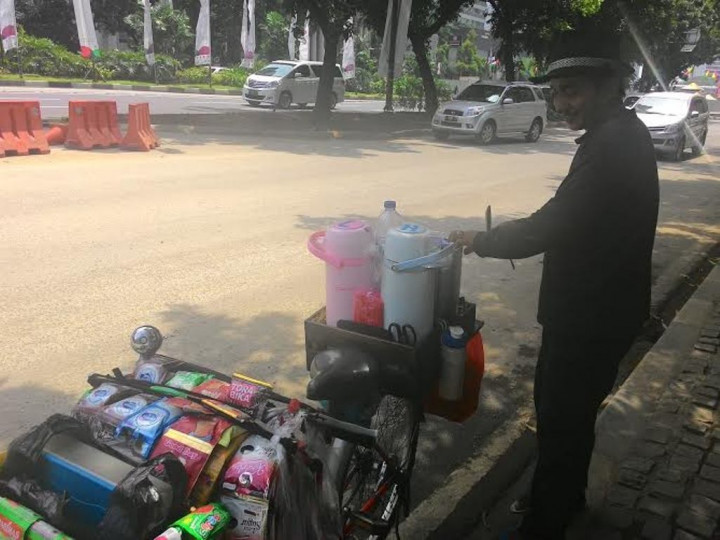 Masih Ada Pedagang Bandel 'Nongkrong' di Jalan Jenderal Sudirman