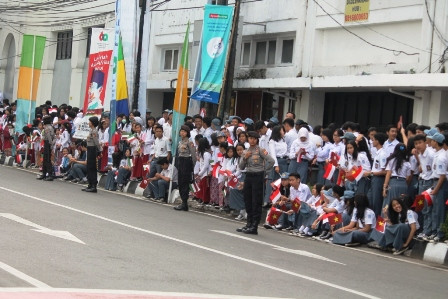 Warga Bandung Antusias Sambut KAA