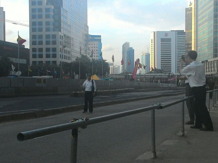 Jalan Sudirman Ditutup, Karyawan Sibuk <i>Selfie</i>