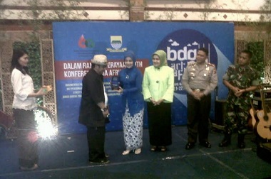 192 Liontin Pancawarna asal Garut Diserahkan sebagai Suvenir KAA