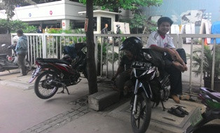 Jalan Sudirman Ditutup, Tukang Ojeg Gigit Jari