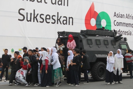 Panser di Jalan Asia Afrika Jadi Latar Belakang Selfie Favorit