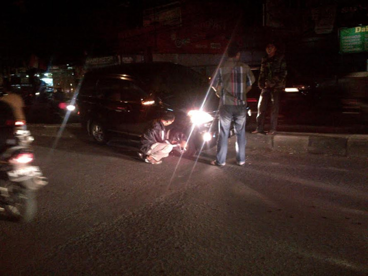 Ngebut, Avanza Nyangkut di Pembatas Jalan Ciledug