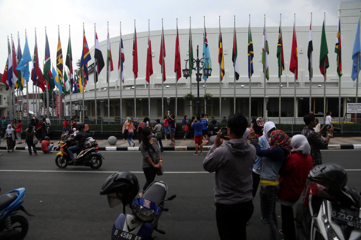 Jelang Puncak KAA, Jalan Asia Afrika Dibersihkan dari Debu 