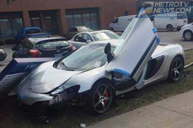 Hilang Kendali, Karyawan Dealer Hancurkan Mobil McLaren 650S