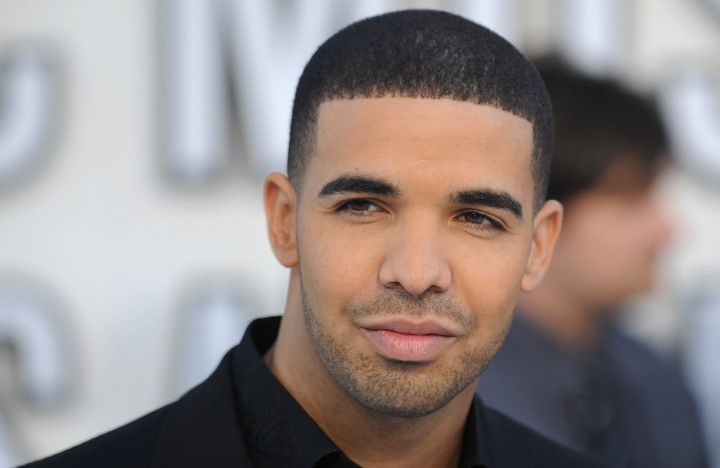 Diam-diam Drake Punya Anak dari Pelayan Klub Malam 