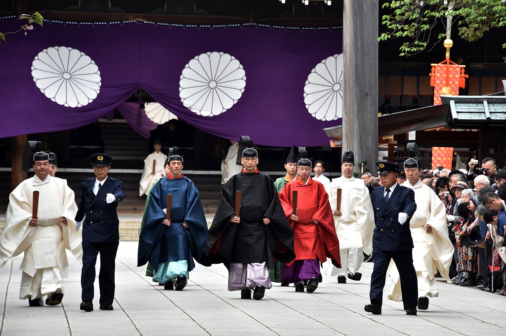 Sejumlah petinggi kekaisaran Jepang meninggalkan kuil Yasukuni di Tokyo, Jepang, Rabu (22/4/2015) -- AFP / YOSHIKAZU TSUNO