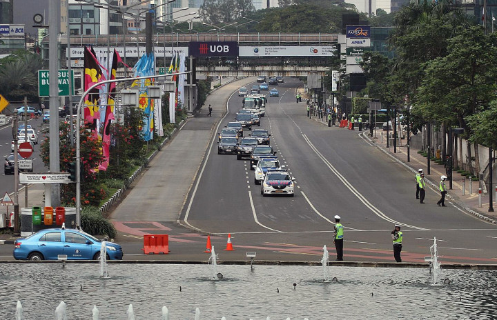 Jalan Ditutup, Warga Beraktivitas Lebih Siang