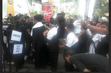 Ribuan Warga Ikuti Pagelaran Angklung di Stadion Siliwangi