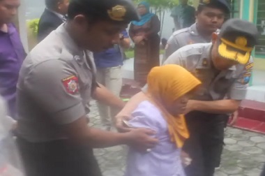 Jelang Vonis, Nenek Asyani Berharap Keadilan