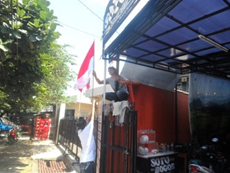 Meriahkan KAA, Warga Bandung Pasang Bendera Merah Putih