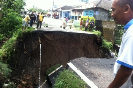Hujan Lebat Guyur Yogyakarta, Jembatan Pules Sleman Ambruk