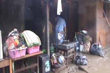 Banjir 2 Meter Surut, Warga Solo Bersih-Bersih Lumpur