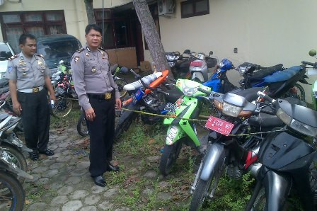 Tiga Kendaraan Pelat Merah <i>Ngendon</i> di Mapolres Sampang 