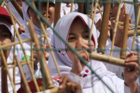 Puluhan Pelajar Pingsan saat Pemecahan Rekor MURI Pementasan Angklung