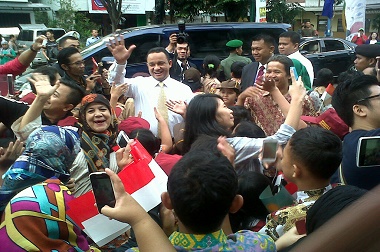 Turun dari Mobil, Anies Baswedan Bikin Heboh Warga Sambut Tamu KAA