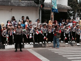 Senyum Girang Siswa SD Sambut Delegasi KAA di Bandung 