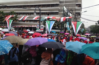 Hujan Turun, Warga Tetap Bersemangat Menonton Karnaval KAA