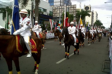 Puluhan Kuda Lintasi Jalan Asia Afrika Bandung