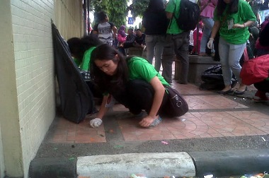 Relawan Sibuk Pungut Sampah saat Karnaval Asia Afrika Berlangsung