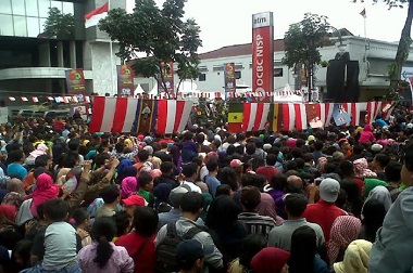 'Smoke On The Water' Versi TNI Hipnotis Warga Bandung