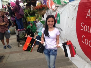 Cerita Gadis Rupawan Jajakan Bendera Saat Karnaval