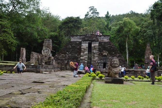 Warga Tolak Pembangunan Candi Amerta Bumi 