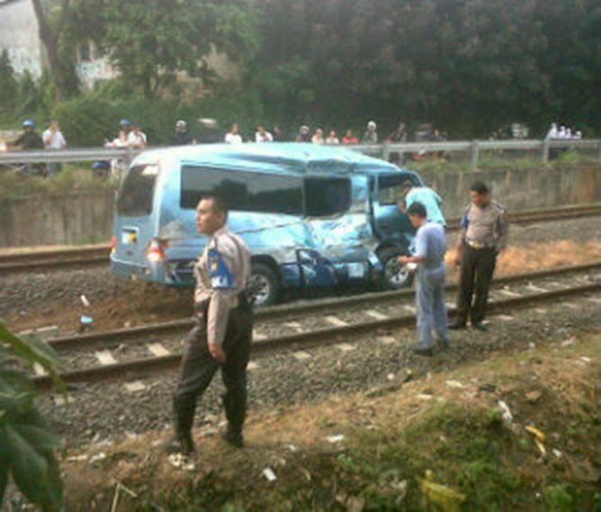 Minibus Tertabrak Kereta di Perlintasan Cipinang