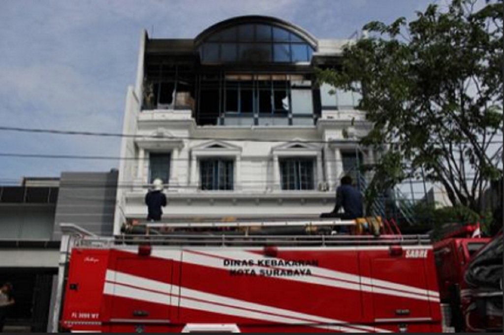 Pemadam kebakaran berusaha memadamkan api di Gedung Bank Jatim di Surabaya, Metrotvnews.com/ Amaluddin