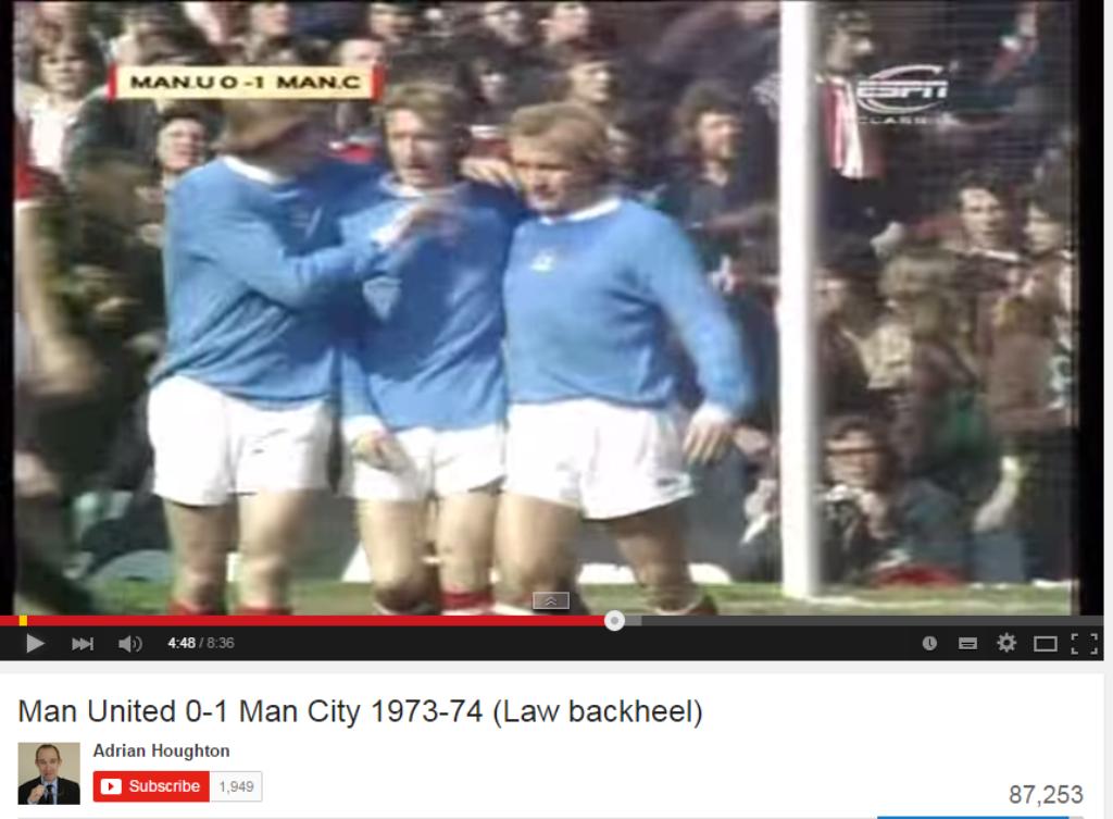 Dennis Law (tengah) enggan berselebrasi usai mencetak gol untuk City yang membuat Manhcester United terdegradasi (Foto: Capture Youtube)