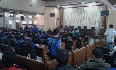 Jelang <i>May Day</i>, Ratusan Buruh Datangi Kantor DPRD Sumedang