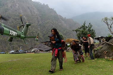 Helikopter Angkut Korban Gempa dari Pegunungan Nepal