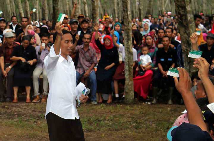 Jokowi Bagikan Ribuan KIS ke Buruh Cilincing