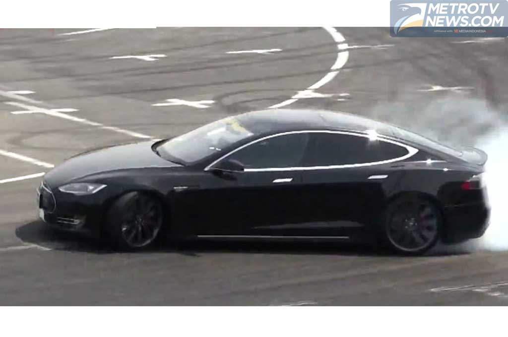 Tesla Model S juga bisa diajak untuk melakukan tarian drifting. YouTube