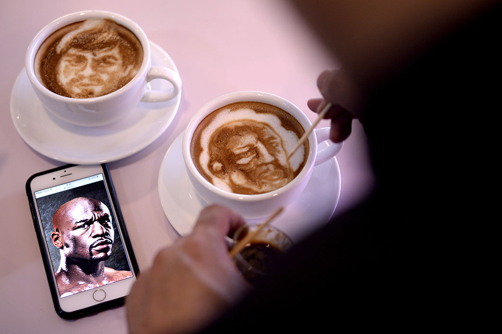 Lukisan Wajah Pacquiao dan Mayweather Dalam Secangkir Kopi