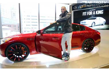 LeBron James Lelang Kia K900 untuk Amal