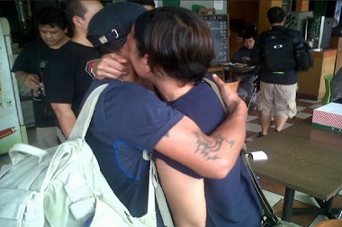 Haru, Gyaista THC Peluk dan Cium Sang Istri Sebelum Berangkat ke Nepal