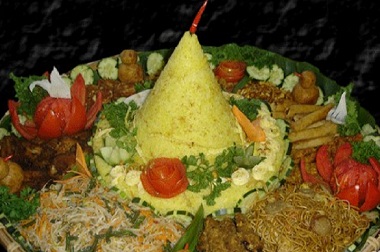 Asyik, Ada Tumpeng di Peringatan May Day di Jatim