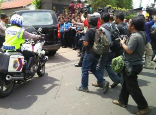 Warga Padati Rumah Duka Duo 'Bali Nine' 