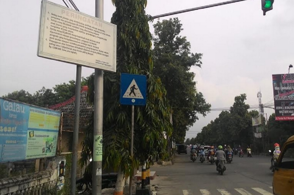 Papan peringatan melarang memberi sumbangan pada pengemis di Mojokerto, Metrotvnews.com/ Nurul Hidayat