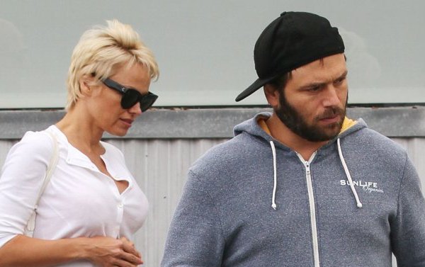 Pamela Anderson Resmi Cerai